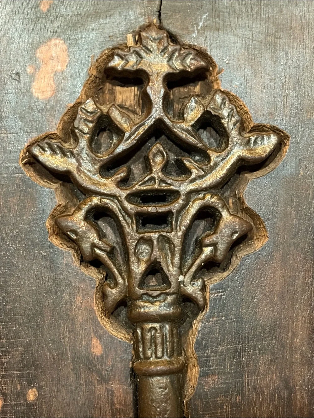 Vintage- 🖤 Set of 2 wall plaques featuring a Cast-Iron Skeleton Key- Heavy Wood